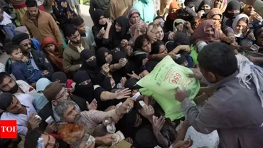 Tình trạng chen lấn diễn ra tại các điểm phân phát bột mỳ ở Pakistan. (Nguồn: Times of India)