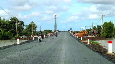 Nhờ thực hiện tốt công tác giải phóng mặt bằng mà hiện tại, tuyến đường đông-tây Cà Mau cơ bản hoàn thành phần mặt đường, chờ thông xe.