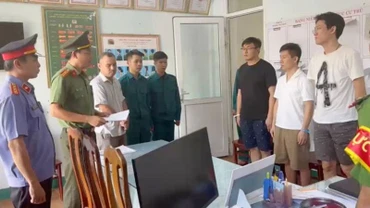 Công an tống đạt các quyết định khởi tố bị can, bắt tạm giam các đối tượng.
