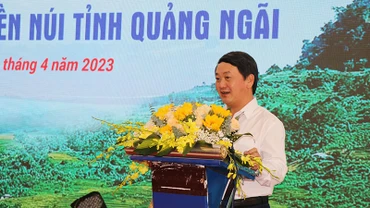 Bộ Trưởng, Chủ nhiệm Ủy ban Dân tộc Hầu A Lềnh phát biểu tại hội nghị.