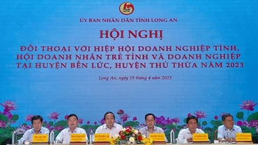 Lãnh đạo Long An đối thoại với Hiệp hội doanh nghiệp, Hội doanh nhân trẻ, doanh nghiệp tại huyện Bến Lức, Thủ Thừa, tỉnh Long An. 