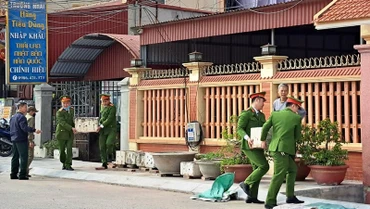 Lực lượng Công an huyện Kim Sơn phối hợp chính quyền địa phương giải tỏa vi phạm hành lang an toàn giao thông trên địa bàn. (Ảnh: Kiều Ân)