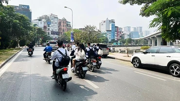 Học sinh không đội mũ bảo hiểm, dàn hàng ngang tham gia giao thông.