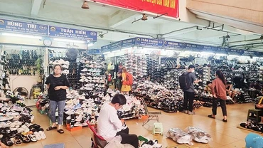 Giày, dép nhái thương hiệu bày bán công khai tại chợ Đồng Xuân (Hà Nội).