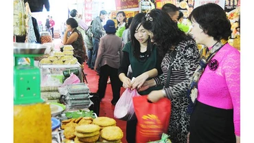 Từ nay đến cuối năm, cần tăng cường kiểm tra an toàn thực phẩm. Ảnh: BẮC SƠN