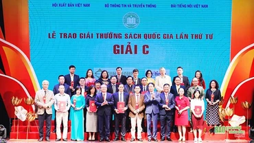 Trao giải thưởng sách quốc gia lần thứ tư năm 2021. Ảnh: Báo Quân đội nhân dân điện tử