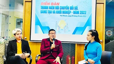 Khách mời chia sẻ kinh nghiệm tại diễn đàn.