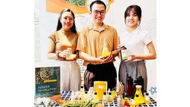 Các thành viên nhóm PEPPER REVOLUTION với sản phẩm của mình.