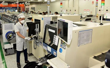 Dây chuyền lắp ráp linh kiện điện tử ở Công ty TNHH Samsung Electronics Việt Nam Thái Nguyên. (Ảnh TRẦN HẢI)