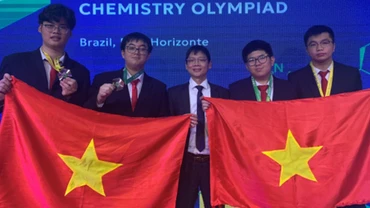 [Video] Bốn học sinh Việt Nam đạt huy chương tại Olympic Hóa học quốc tế Mendeleev