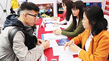 Tư vấn tuyển sinh tại Trường cao đẳng Nghề cơ điện Hà Nội. Ảnh: SONG ANH