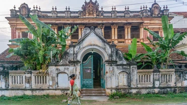 Một dinh thự bị bỏ hoang nhiều năm. Ảnh: SNEHA THOMAS