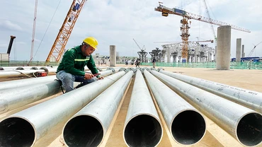 Công nhân đang gấp rút lắp dựng khung thép mái khu trung tâm sân bay Long Thành. Ảnh: AGP