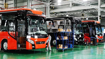 Dây chuyền lắp ráp xe bus của Công ty cổ phần Tập đoàn Trường Hải.Ảnh: HẢI NAM