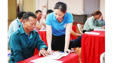 Cán bộ bảo hiểm xã hội tỉnh Yên Bái hướng dẫn người dân tham gia.