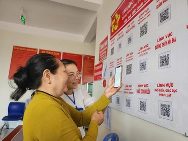 Cán bộ xã Khánh Thuận hướng dẫn người dân thực hiện dịch vụ công trực tuyến.