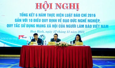 Các đồng chí chủ trì hội nghị.