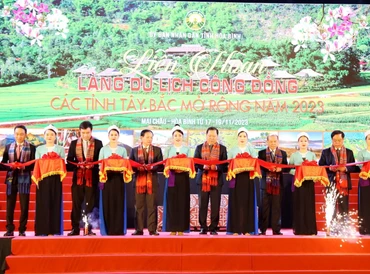 Lãnh đạo tỉnh Hòa Bình cắt băng khai mạc Liên hoan Làng du lịch cộng đồng các tỉnh Tây Bắc năm 2023.