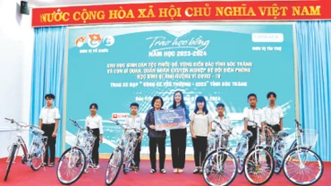 Nguyên Phó Chủ tịch nước Trương Mỹ Hoa trao học bổng và xe đạp do Báo Thiếu niên Tiền phong tặng học sinh tỉnh Sóc Trăng có hoàn cảnh khó khăn.