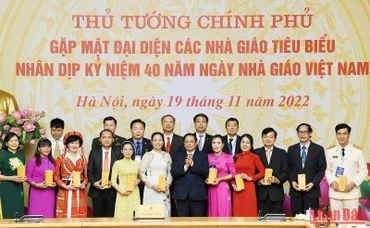 Thủ tướng Chính phủ tặng quà cho các nhà giáo tiêu biểu.