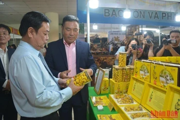 Bộ trưởng Nông nghiệp và Phát triển nông thôn tham quan các gian hàng OCOP tại Hội chợ.