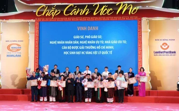 Đại tướng Phạm Văn Trà (thứ 5 từ trái sang) tuyên dương các cá nhân xuất sắc. 