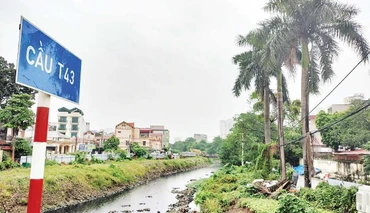 Kênh dẫn hệ thống tiêu nước phía tây TP Hà Nội, đoạn qua quận Hà Đông, chưa giải phóng được mặt bằng.