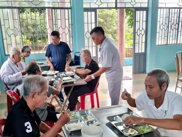 Bữa ăn tại Nhà dưỡng lão Đức Thọ (Sóc Trăng). (Ảnh: DƯƠNG GIANG)
