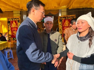 TS Trần Hữu Minh, Chánh văn phòng Ủy ban An toàn giao thông Quốc gia thăm hỏi gia đình nạn nhân tai nạn giao thông.