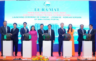 Các đại biểu thực hiện nghi thức công bố Cổng Thông tin điện tử Bình Dương phiên bản tiếng Hàn-Hoa-Nhật.