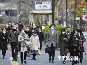 Người dân trên đường tới nơi làm việc ở Tokyo, Nhật Bản ngày 28/12/2022. (Ảnh: Kyodo/TTXVN)