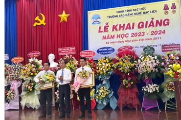 Trưởng Ban Tổ chức Tỉnh ủy Bạc Liêu Hồ Thanh Thủy đến dự Lễ khai giảng và trao Bằng khen, hoa cho các giáo viên của Trường có thành tích xuất sắc. (Ảnh: TRỌNG DUY)