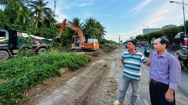 Chủ tịch Ủy ban nhân dân phường 1, thành phố Bạc Liêu Hồng Văn Vẹn trực tiếp chỉ đạo các đơn vị khẩn trương thi công tuyến đường "huyết mạch" này. (Ảnh: TRỌNG DUY)