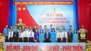 Các đồng chí lãnh đạo chụp ảnh lưu niệm với Ban Chấp hành Công đoàn tỉnh Bạc Liêu nhiệm kỳ mới.