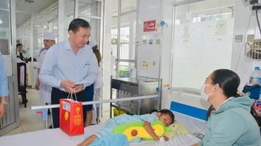 Phó Chủ tịch Ủy ban nhân dân tỉnh Bạc Liêu Phan Thanh Duy đến tận các giường bệnh tặng quà Tết Trung thu cho các em không may mắn, đang điều trị tại bệnh viện. 