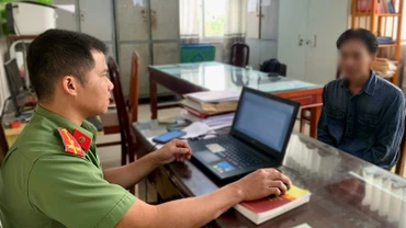 Anh G.Q.T kể lại quá trình bị đánh đập, giam giữ tại Myanmar. (Ảnh: TRỌNG NGUYỄN)
