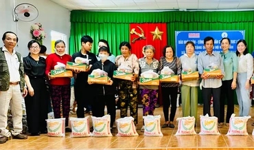 Đại diện Cơ quan Thường trực Báo Nhân Dân tại Cần Thơ, Công ty cổ phần cấp nước Bạc Liêu, Ủy ban nhân dân thành phố Bạc Liêu trao quà các hộ Khmer nghèo ở xã vùng ven biển Vĩnh Trạch Đông.