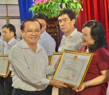 Phó Chủ tịch Thường trực Ủy ban nhân dân tỉnh Bạc Liêu Lê Tấn Cận trao bằng khen các doanh nghiệp, nhà hảo tâm tích cực ủng hộ Quỹ Khuyến học của tỉnh.