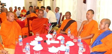 Các chức sắc có uy tín trong đồng bào Khmer dự buổi gặp mặt.