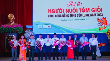 Ban tổ chức trao giải cho các đơn vị tham gia hội thi.