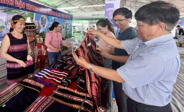 Sản phẩm dệt thổ cẩm của người Ba Na, buôn Xí Thoại, huyện Đồng Xuân, tỉnh Phú Yên. (Ảnh: Trình Kế) 