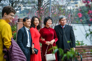 [Ảnh] Người Hà Nội rộn ràng du xuân
