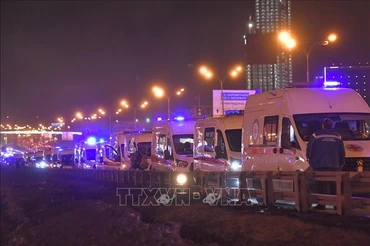 Lực lượng chức năng được triển khai tại hiện trường vụ tấn công nhằm vào trung tâm thương mại “Crocus City Hall” ở Moskva, Nga tối 22/3/2024. Ảnh: THX/TTXVN