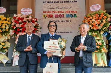 Tác giả Lại Lâm Tùng được trao giải xuất sắc. (Ảnh: THÀNH ĐẠT)