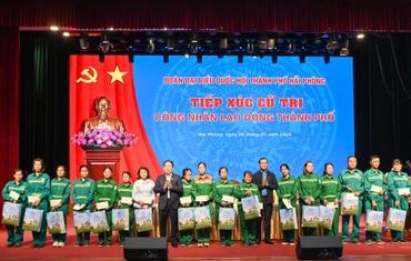 Chủ tịch Tổng Liên đoàn Lao động Việt Nam Nguyễn Đình Khang và Bí thư Thành ủy Hải Phòng Lê Tiến Châu trao quà cho đoàn viên, người lao động có hoàn cảnh khó khăn.
