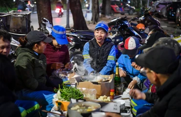 [Video] Bữa tất niên bên đường ngày cuối năm của công nhân môi trường Hà Nội