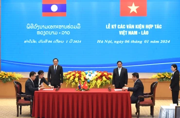 Hai bên ký Bản ghi nhớ về phát triển và kết nối hạ tầng thương mại biên giới giữa Chính phủ nước Cộng hòa xã hội chủ nghĩa Việt Nam và Chính phủ nước Cộng hòa Dân chủ Nhân dân Lào.