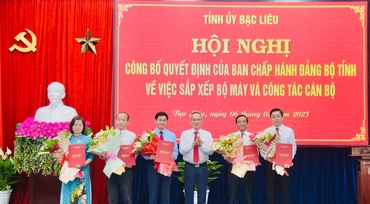 Bí thư Tỉnh ủy Bạc Liêu Lữ Văn Hùng trao quyết định và tặng hoa các Trưởng, Phó Ban Tuyên giáo và Dân vận Tỉnh ủy Bạc Liêu. (Ảnh: TRỌNG DUY)