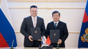 Viện trưởng Viện Kiểm sát nhân dân tối cao Lê Minh Trí và Viện trưởng Tổng Viện Kiểm sát Liên bang Nga Igor Krasnov ký văn kiện về thỏa thuận hợp tác, đánh dấu bước phát triển mới trong quan hệ hợp tác giữa hai ngành kiểm sát hai nước. (Ảnh: THANH THỂ)