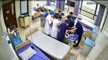Bác sĩ đang nỗ lực cấp cứu bệnh nhi 12 tuổi. (Ảnh: TTYT huyện Thanh Ba)